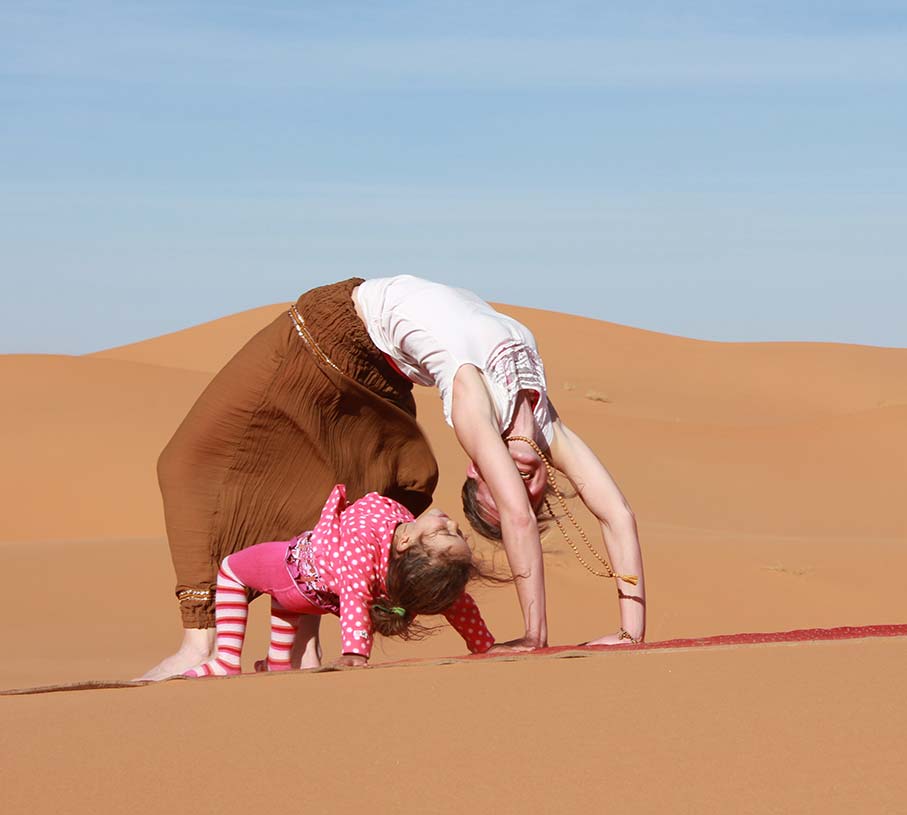 Evelyn marras beim Yoga in der Wüste mit dem Kind