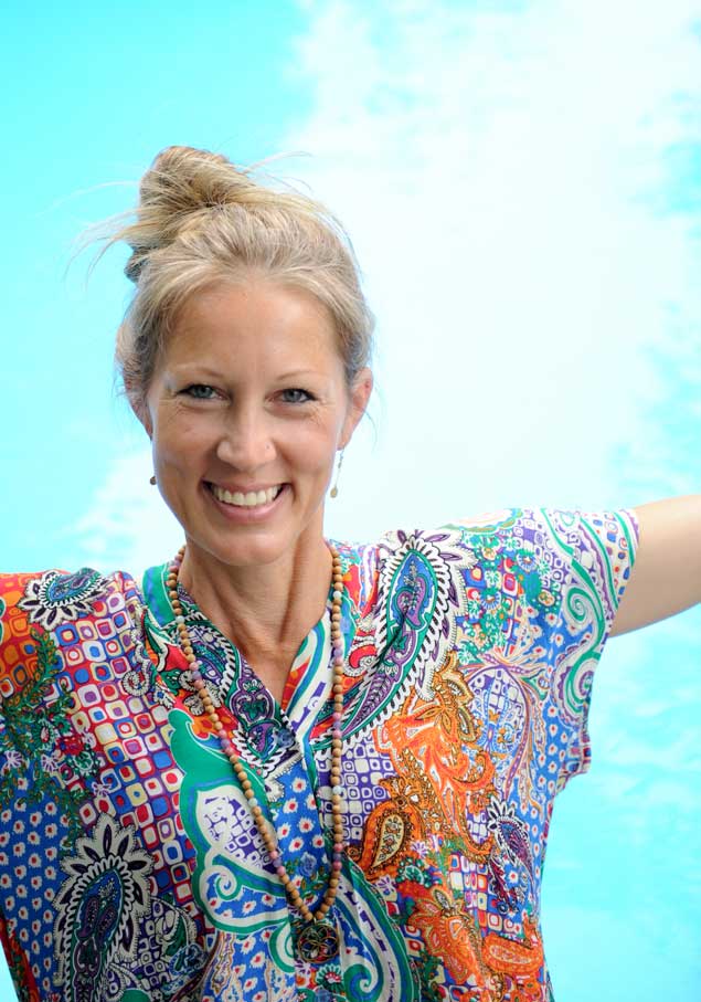 evelyn marras lachend mit ausgestreckten Armen